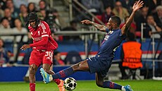 Nuno Mendes z PSG (vpravo) se sna�í ve �tvrtfinále LM zablokovat p�ihrávku...