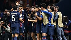 Hrá�i PSG oslavují gól do sít� Liverpoolu ve �tvrtfinále LM.