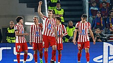 Sorloth se spoluhrá�i slaví gól Barcelon�.