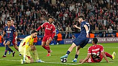 Khvicha Kvaratskhelia z PSG (v modrém) si ud�lal dobrý den z obrany Liverpoolu...