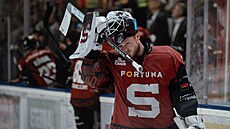 Branká� Sparty Josef Ko�ená� b�hem semifinále s Pardubicemi.