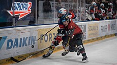 Mikael Seppälä (vparvo) zápasí s Jáchymem Kondelíkem.