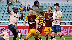 Pardubický úto�ník Abdullahi Tanko bojuje o mí� s Brunem Unu�i�em z Dukly.