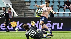 Pardubický úto�ník Vojt�ch Patrák se sna�í p�ekonat vyb�hnuv�ího branká�e Huga...