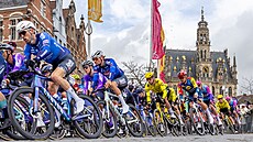 Cyklisté v�etn� Mathieua Van Der Poela a Wouta Van Aerta projí�d�jí v závod�...