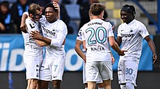 Libere�tí fotbalisté se radují z gólu Raimondse Krollise (vlevo).