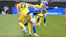 Mladoboleslavský Michal �ev�ík (vlevo) bojuje o mí� s Michalem Beranem z...