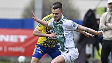 Jablonecký Daniel Sou�ek se sna�í odpoutat od Jakuba Pe�ka ze Zlína.
