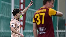 Pardubický úto�ník Vojt�ch Patrák oslavuje sv�j gól v utkání proti Dukle.