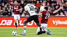 Karvinský obránce Sahmkou Camara si poradil v souboji se spar�anem Matyá�em...