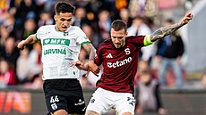 Spar�anský k�ídelník Luká� Haraslín (vpravo) a Jevhenij Skyba z Karviné