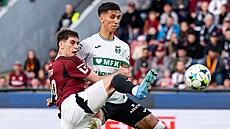 Spar�anský úto�ník Matyá� Vojta v souboji s Jevhenijem Skybou z Karviné