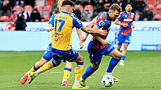 Plze�ský Tomá� Ladra si kryje mí� v souboji s hrá�i Teplic.