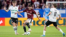 Spar�anský zálo�ník Andrew Irving s mí�em p�ed Albertem Labíkem z Karviné