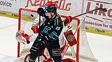 Karlovarský Jakub Minárik s t�ineckým Markem Dan�m cloní p�ed branká�em Markem...