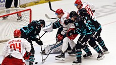 Tlak t�ineckých hokejist� v záv�ru druhé t�etiny utkání proti Karlovým Var�m...