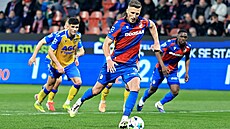 Plze�ský stoper Dávid Kr�ík prom��uje penaltu v utkání proti Teplicím.
