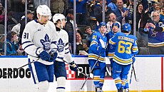 Hokejisté St. Louis slaví gól p�ed zraky hrá�� Toronta.