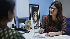 Doktorka. Swati Pradhan hovo�í s pacientem o injekci p�ípravku Mounjaro ur�ené...