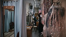 Krej�í Kil Bae (63) p�vodem z Ji�ní Koreji ve svém obchod� na Manhattanu. (27....
