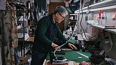 Krej�í Kil Bae (63) p�vodem z Ji�ní Koreji ve svém obchod� na Manhattanu. (27....