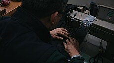 Krej�í Kil Bae (63) p�vodem z Ji�ní Koreji ve svém obchod� na Manhattanu. (27....