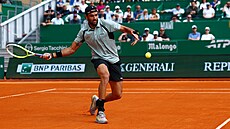Matteo Berrettini hraje forhend ve druhém kole Masters v Monte Carlu.
