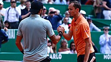 Daniil Medved�v (vpravo) gratuluje svému p�emo�iteli Matteovi Berrettinimu k...