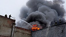 Hasi�i zasahují po pádu ruského dronu v ukrajinském Lutsku na fotografii od...