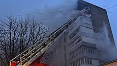 Hasi�i zasahují po pádu ruského dronu v ukrajinském Lutsku na fotografii od...