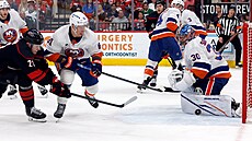 Ond�ej Palát z New York Islanders blokuje v akci Alexandera Niki�ina z Caroliny.