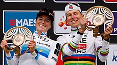 Demi Volleringová a Tadej Poga�ar s trofejí pro vít�ze Kolem Flander.