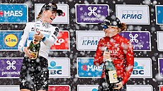 V �umivé spr�e. Trojice nejlep�ích dámské verze Kolem Flander. Zleva Pauline...