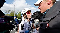 Demi Volleringová po vít�zství na Kolem Flander objímá svého pejska Floa a...