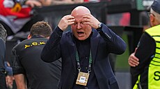 Frustrovaný kou� Atén Marko Nikoli� v utkání Konferen�ní ligy s Vallecanem.