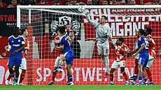 Gólman Daniel Batz vyrá�í z brány Mohu�e st�elu �trasburku.