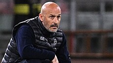 Trenér Bolon� Vincenzo Italiano sleduje zápas s Aston Villou.