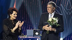 Helena Fibingerová tleská ocen�nému Imrichu Bugárovi.
