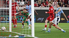 Jan-Niklas Beste (druhý zprava) posouvá mí� do brány Celta Vigo a za�izuje...