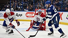 Nikita Ku�erov rozdává p�ihrávku v utkání s Montrealem.