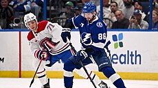 Ruský úto�ník Nikita Ku�erov si kryje kotou� v utkání s Montrealem.