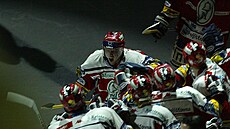 Jan �aloun se raduje z gólu ve finále extraligy proti Spart� v roce 2007.