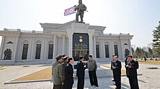 Kim �ong-un zkontroloval stavbu památníku v�novaného zahrani�ním vojenským...