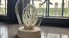 Zuzana Königová vy�ezává do vajec nejr�zn�j�í ornamenty, pou�ívá p�i tom...