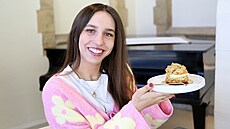 Zuzana Mad�rová na autogramiád� v Liberci, na které se podávalo ob�erstvení...