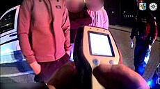 Policie p�istihla mu�e opilého za volantem t�ikrát za t�i dny, jezdil p�j�eným...