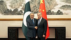 Pákistánský ministr zahrani�í I�ak Dar a jeho �ínský prot�j�ek Wang I v Pekingu...