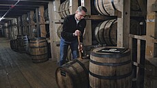 Mark Erwin, generální �editel spole�nosti Bardstown Bourbon, plní ko�tý� na...