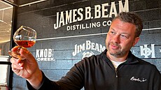 Freddie Noe, hlavní palírník spole�nosti Jim Beam, dr�í sklenici whisky v...