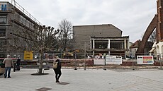 Po zbourání �ásti Slezanky se otev�el pohled z Horního nám�stí na konkatedrálu...